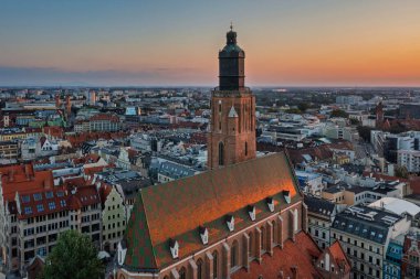 Wroclaw 'daki Eski Kent Pazar Meydanı' nın güzel mimarisi gün batımında, Polonya,