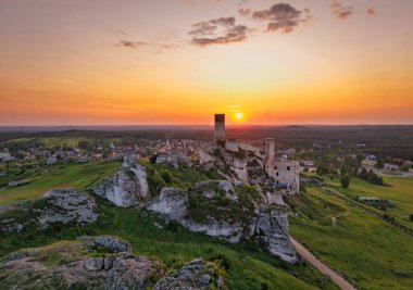 Batan güneşin ışığında Czestochowa yakınlarındaki Olsztyn 'deki şatonun kalıntıları. Polonya