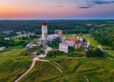 Batan güneşin ışığında Czestochowa yakınlarındaki Olsztyn 'deki şatonun kalıntıları. Polonya