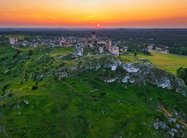 Batan güneşin ışığında Czestochowa yakınlarındaki Olsztyn 'deki şatonun kalıntıları. Polonya