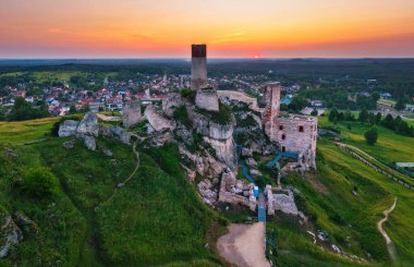 Batan güneşin ışığında Czestochowa yakınlarındaki Olsztyn 'deki şatonun kalıntıları. Polonya