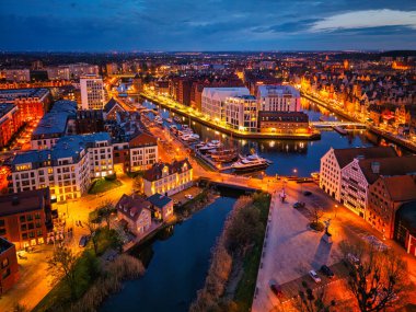 Gdansk, Polonya - 18 Nisan 2025: Gdansk 'ın ana şehri güzel bir alacakaranlıkta. Polonya