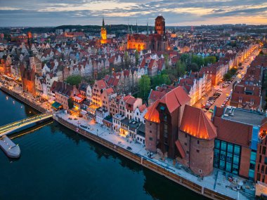 Gdansk 'ın ana kasabası güzel bir alacakaranlıkta. Polonya
