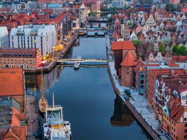 Gdansk 'ın ana kasabası güzel bir alacakaranlıkta. Polonya