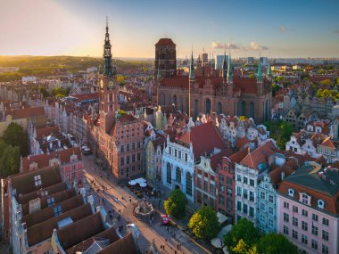 Yazın Gdansk 'taki Main Town' da güzel bir günbatımı. Polonya