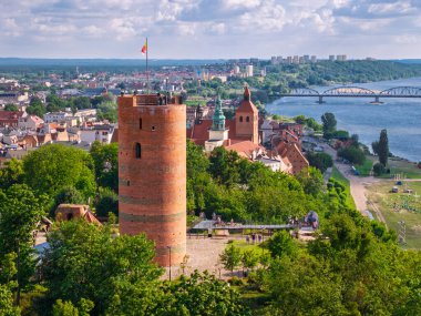 Yazın Grudziadz 'daki Klimek Kulesi Vistula Nehri üzerinde. Polonya