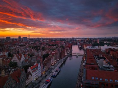 Yazın Gdansk 'taki Main Town' da güzel bir günbatımı. Polonya