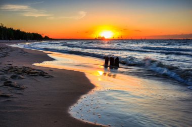 Gorki Zachodnie, Gdansk 'taki Baltık Denizi sahilinde gün batımı. Polonya