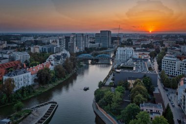 Wroclaw 'daki Eski Kent Pazar Meydanı' nın güzel mimarisi gün batımında, Polonya,