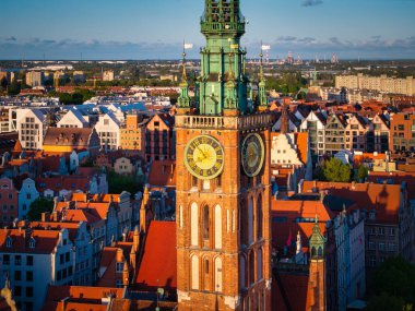 Günbatımında tarihi mimarisi olan ana şehir Gdansk, Polonya.