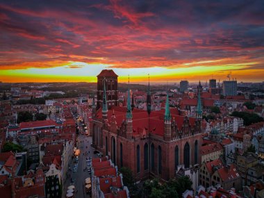 Yazın Gdansk 'taki Main Town' da güzel bir günbatımı. Polonya
