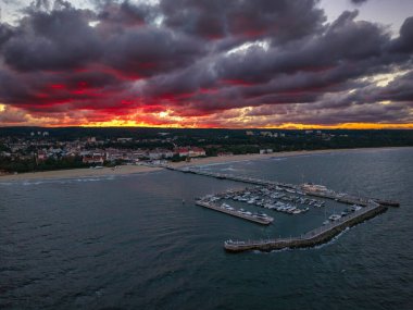 Günbatımında Baltık Denizi kıyısındaki Sopot şehrinin güzel mimarisi, Polonya.