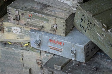 Bir yığın eski ahşap askeri yeşil kutu ve cephane..