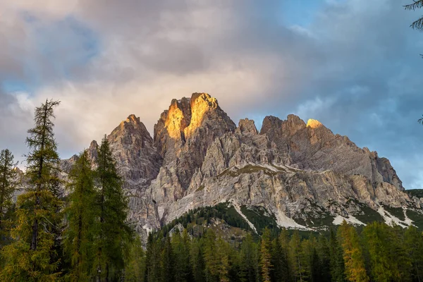 意大利多洛米提阿尔卑斯山贝拉诺省白云岩阿尔卑斯山的日出 — 图库照片