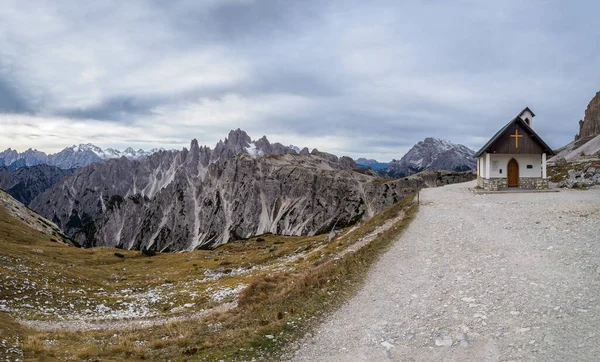 俯瞰Tre Cime Laveredo国家公园的山区小教堂 意大利Dolomites Trentino Alto Adige地区Dolomite阿尔卑斯山 — 图库照片