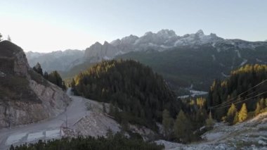 Dolomitlerin ünlü tepelerinin panoramik manzarası ve kayak yamacı, Belluno Eyaleti, Dolomiti Alpleri, İtalya