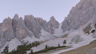 İtalya 'nın Dolomiti dağlarındaki Ferrata rotası üzerinden Ivano Dibona' ya giden tarihi teleferik.