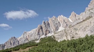 Dolomitlerin ünlü tepelerinin panoramik manzarası, Belluno Eyaleti, Dolomiti Alpleri, İtalya