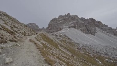Dolomitlerin ünlü zirvelerinin panoramik manzarası, Tre Cime di Lavaredo Ulusal Parkı, Dolomiti Alpleri, Güney Tyrol, İtalya