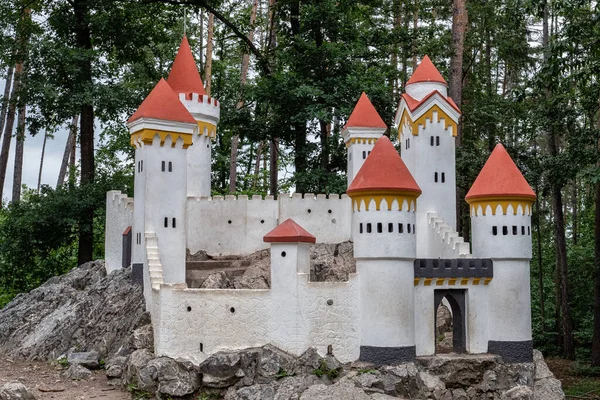 チェコ共和国の岩の上の城のミニチュア — ストック写真