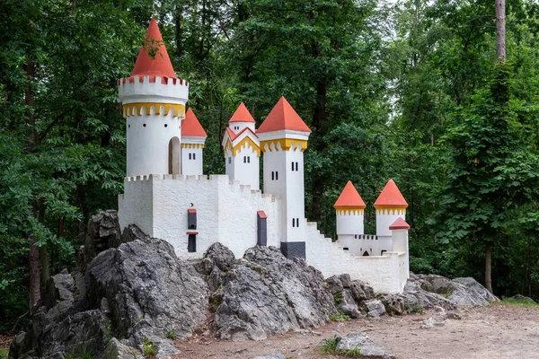 チェコ共和国の岩の上の城のミニチュア — ストック写真