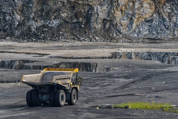 石灰岩採掘 重機でトラックをダンプします 採石場での採掘 — ストック写真