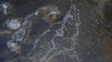 Bahar buzu. Bahar mevsiminde buz ve karların eridiği yerde su akıntısı olur..