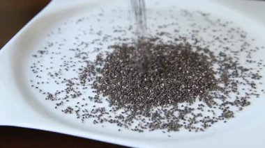 Tabağa chia tohumları döküyorum.