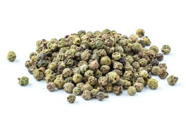 Kurutulmuş yeşil biber beyaz arkaplanda izole edilmiş.