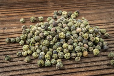 Kurutulmuş yeşil biber. Koyu kırsal ahşap arka planda karabiber..