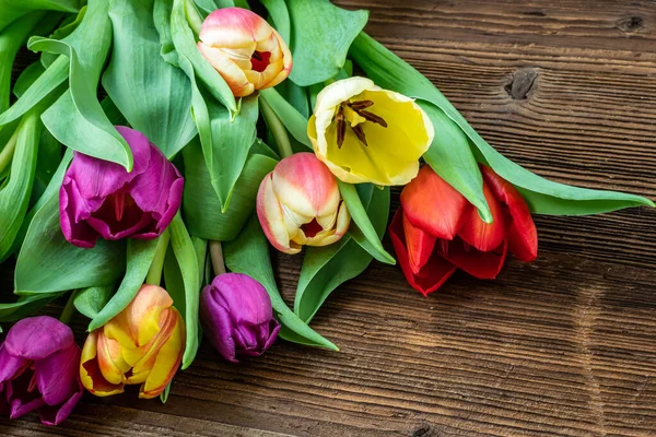 Kleurrijke Tulpen Houten Tafel — Stockfoto