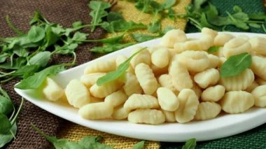 Beyaz bir tabak içinde pişmemiş ev yapımı Patates gnocchi
