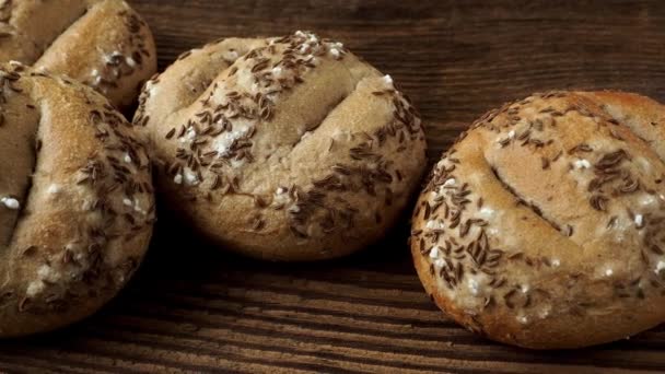 Semmeln Mit Salz Und Kümmel Bestreut Bäckereisortiment Von Brot — Stockvideo