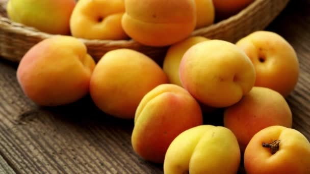 成熟多汁杏木背景上的篮子里 — 图库视频影像