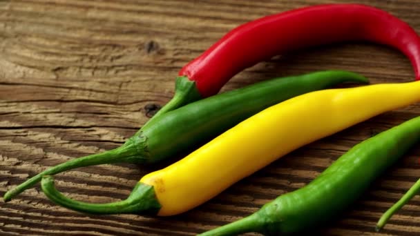 辣辣椒在木质背景 五颜六色的胡椒在乡间的木桌上 生鲜健康食品 — 图库视频影像