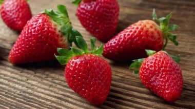 Taze kırmızı çilek yemek için. Sağlıklı yaz meyvesi