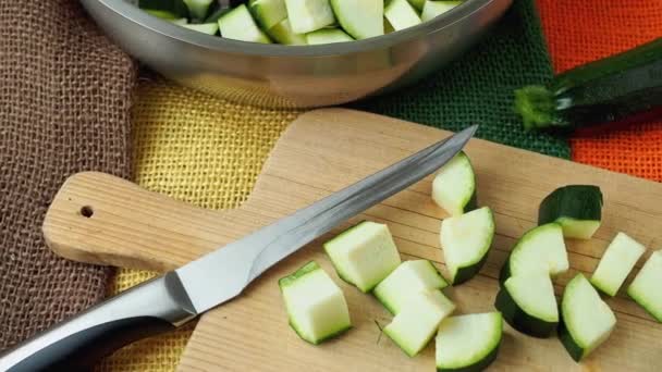 Gesunde Gehackte Zucchini Auf Einem Schneidebrett Mit Messer — Stockvideo