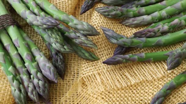 Τσαμπιά Των Σπαραγγιών Δεμένα Σπάγγο Ένα Φόντο Λινάτσα Ειδών Asparagus — Αρχείο Βίντεο