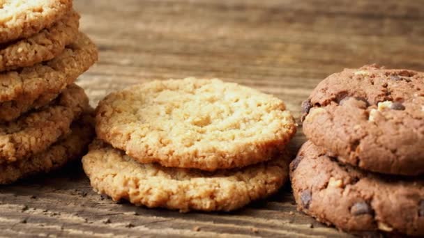 木製の背景にさまざまなおいしいクッキー ビスケット — ストック動画