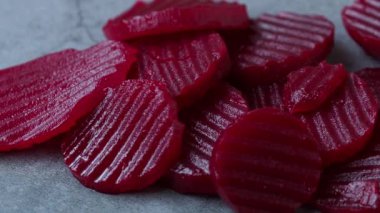 Siyah arka planda turşulu kırmızı pancar dilimleri