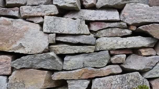 Kaledeki Eski Taş Duvar Yıkıntıları Eski Yıpranmış Ortaçağ Taş Duvarının — Stok video