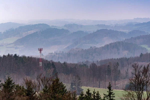Misty Landschap Achtergrond Silhouet Van Heuvelachtig Bosrijk Landschap Mist Voorgrond — Stockfoto