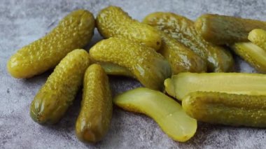 Gri arka planda salatalık turşusu