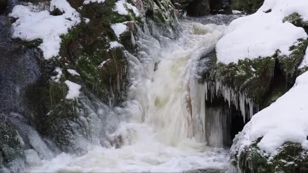 Водопад Зимой Время Весеннего Таяния Снега Замедленное Движение — стоковое видео