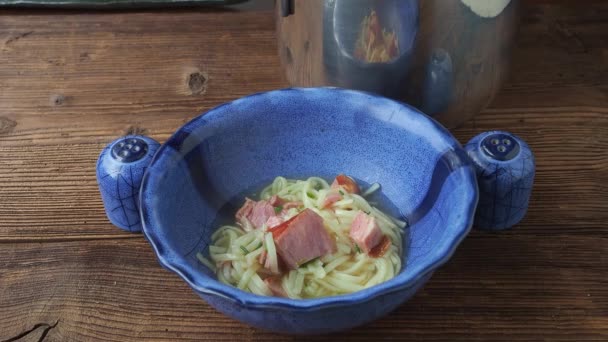 肉汤配面在蓝色碗里 午餐配汤 — 图库视频影像