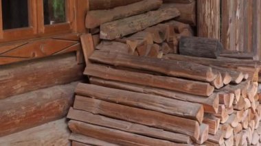 Odunluğun yanına odun yığılmış.