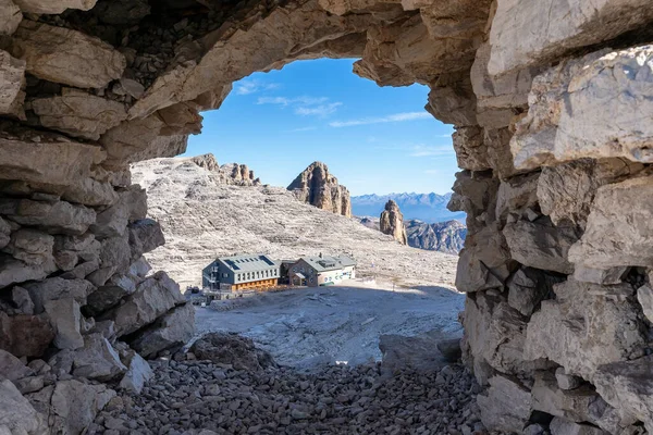 Uitzicht Berghut Rifugio Boe Door Een Stenen Raam Cairn Dolomieten Stockfoto
