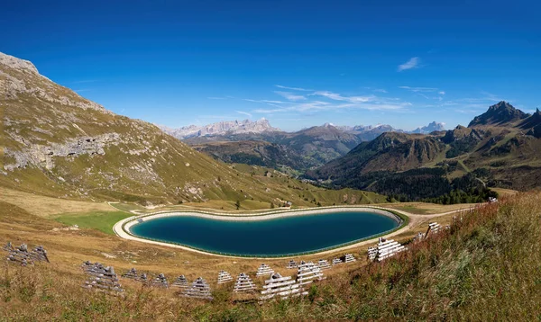 意大利Dolomites雪地滑雪场人工蓄水池 免版税图库图片