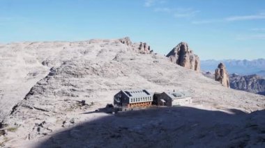 Dolomitler, İtalyan Alpleri. Arka plandaki rifugio boe kulübesi. Piz Boe 'ya yürüyüş gezisi. Sella massif