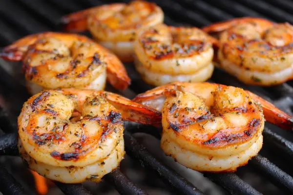 Lezzetli baharatlı karidesler ızgarada ateşte kızarıyor. Yapay zeka üretken